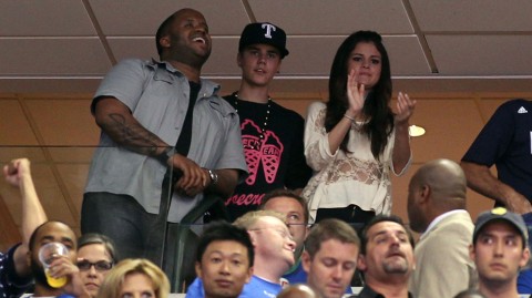 从贵宾席小情侣到超级奶爸：回看2011年比伯场边青涩瞬间，再看2026年他的蜕变