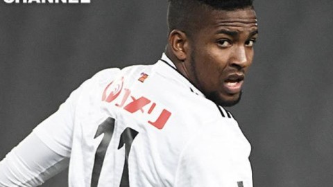 英超悍将阿弗贝丧女之痛：绿茵场上的爱与坚守