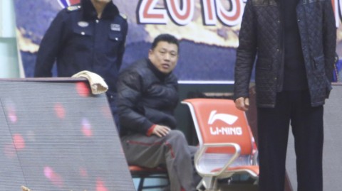 喵星人空降CBA赛场，阿的江指导瞬间被“萌”化，铁血赛场变温情瞬间